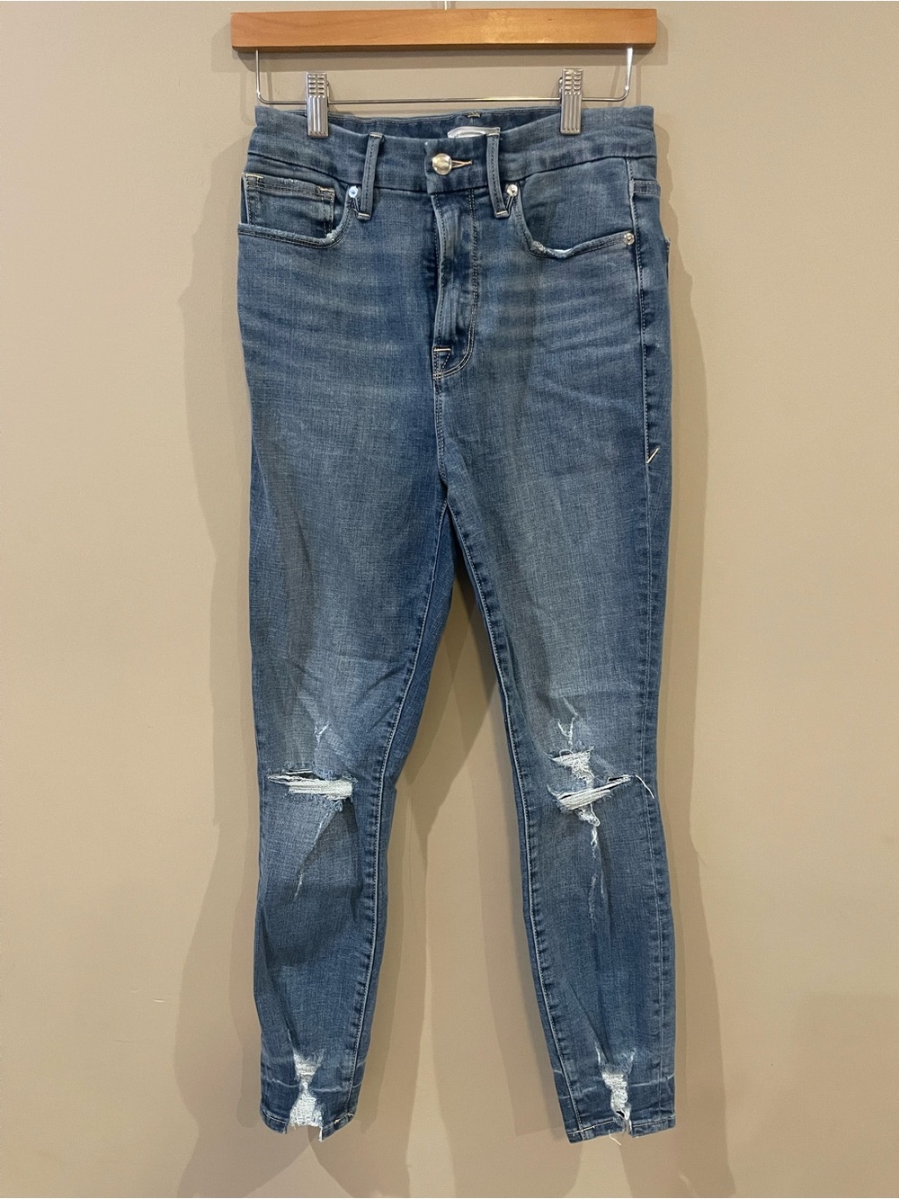 Good American Skinny Jeans in Medium Blue Distressed
